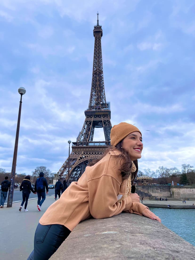 Ana Luiza Cruz — a Lulu — em Paris, na frente da Torre Eiffel